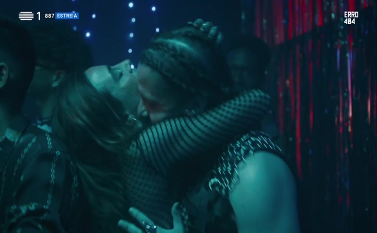 Iris Cayatte Sexy Scene  in Erro 404