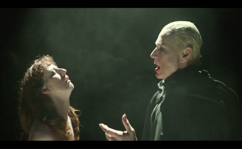 Sinead Phelps Sexy Scene  in Interview With The Vampire