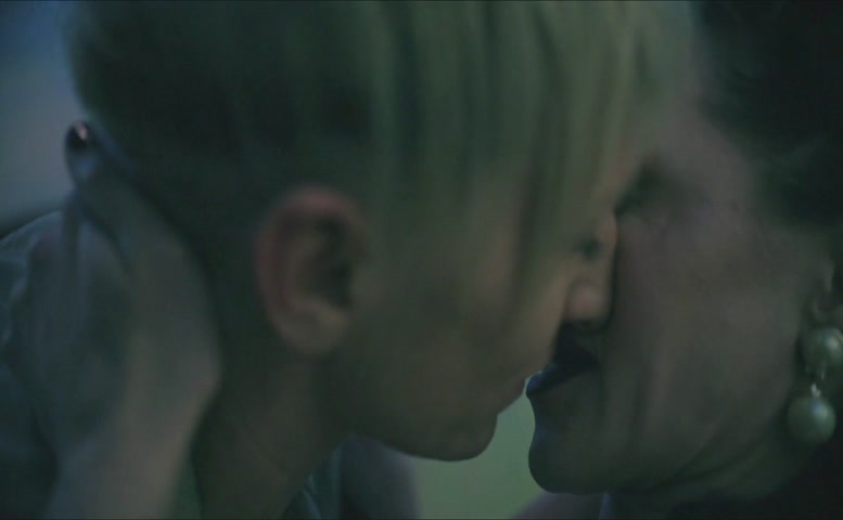 Mickey Sumner, Lena Hall Lesbian Scene  in Snowpiercer