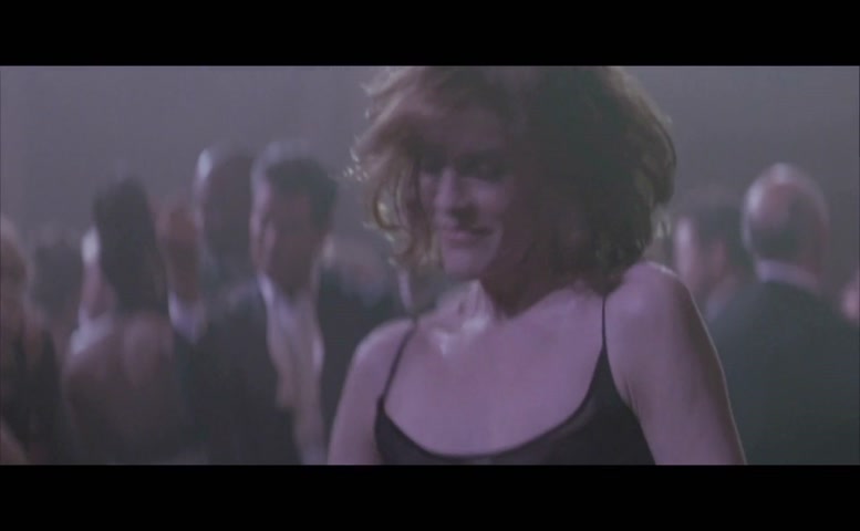 Rene Russo Sexy Scene  in The Thomas Crown Affair