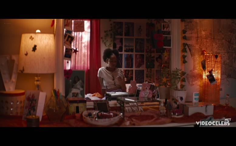 Maddie Ziegler Sexy Scene  in Fitting In