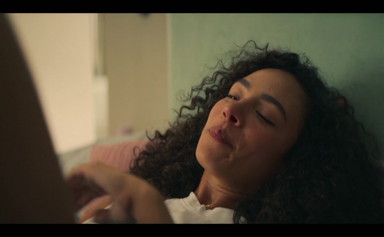 Aurora Perrineau Sexy Scene  in Kaos