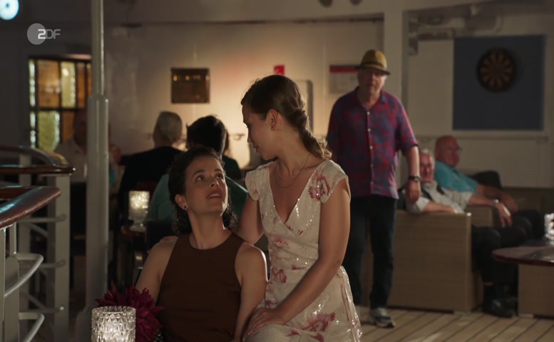 Marija Mauer, Maxine Kazis Lesbian Scene  in Das Traumschiff