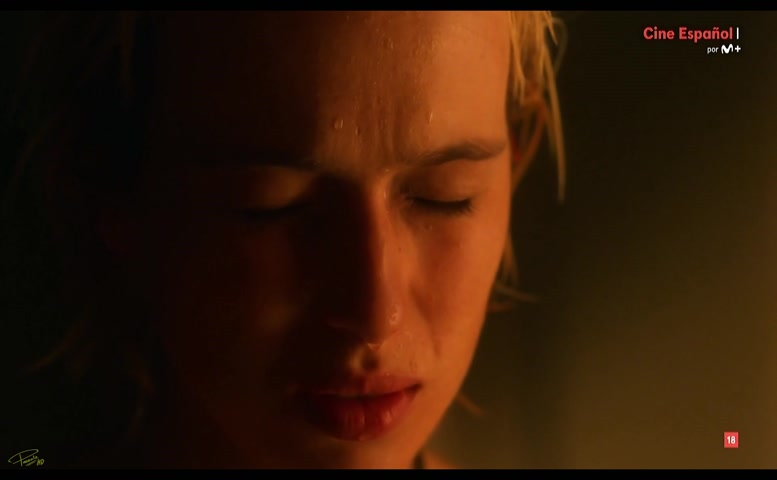 Ariadna Gil Sexy Scene  in Antartida