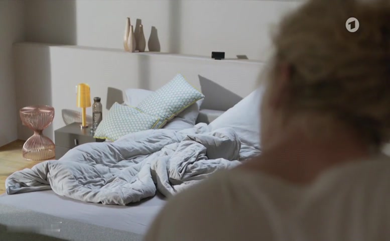 Lina Beckmann Butt,  Breasts Scene  in Fuhlen Sie Sich Manchmal Ausgebrannt Und Leer?