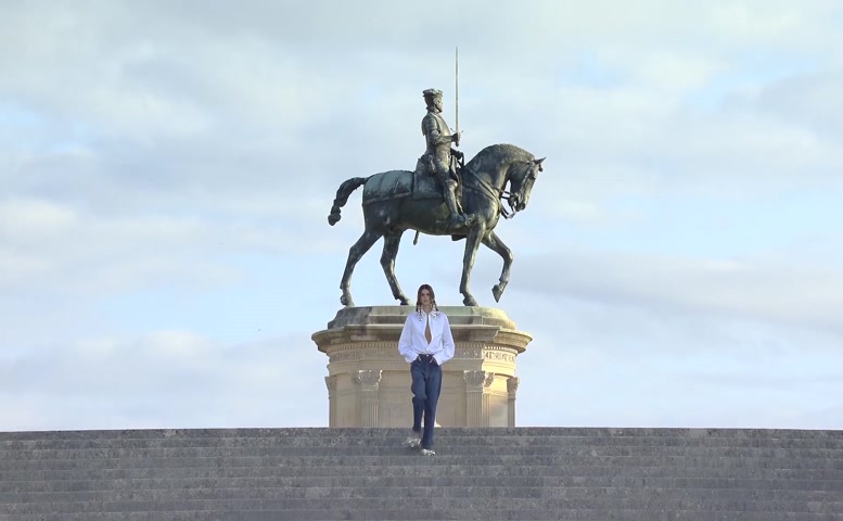 Kaia Gerber Sexy Scene  in Kaia Gerber Valentino – Show At Chateau