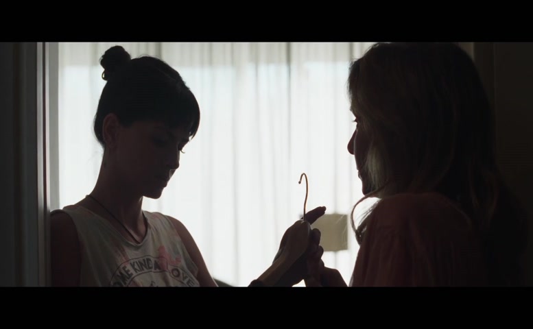 Julieta Cardinali, Eugenia Suarez Lesbian Scene in Linda