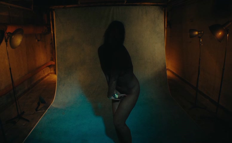 Anna Szymanczyk Breasts, Bush Scene in X-Rated Queen