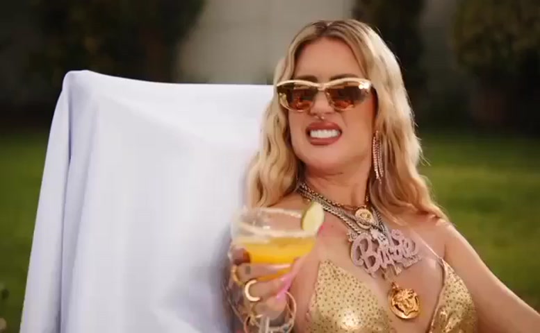 Pamela Lopez, Leslie Shaw Sexy Scene in Dile Que No