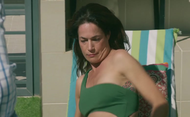 Paula Neves Sexy Scene in Vizinhos Para Sempre