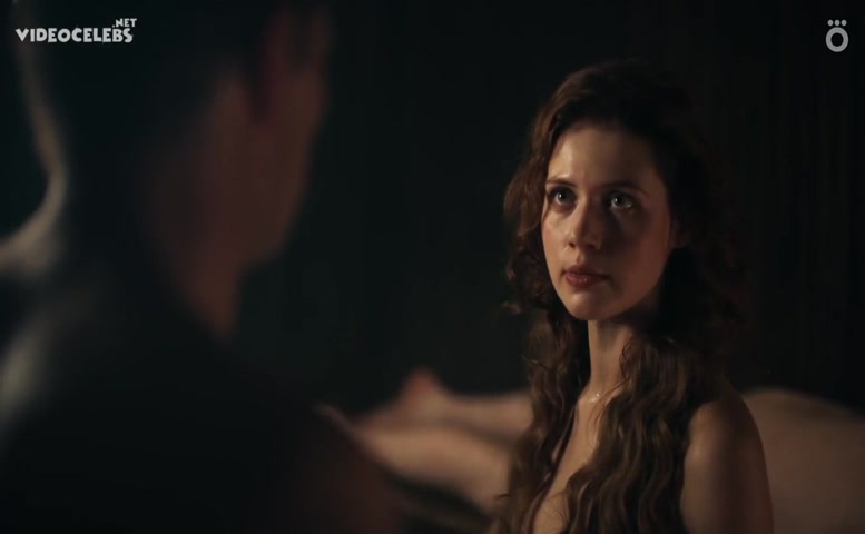 Daria Lenda Butt Scene in Otkryvay, Politsiya!