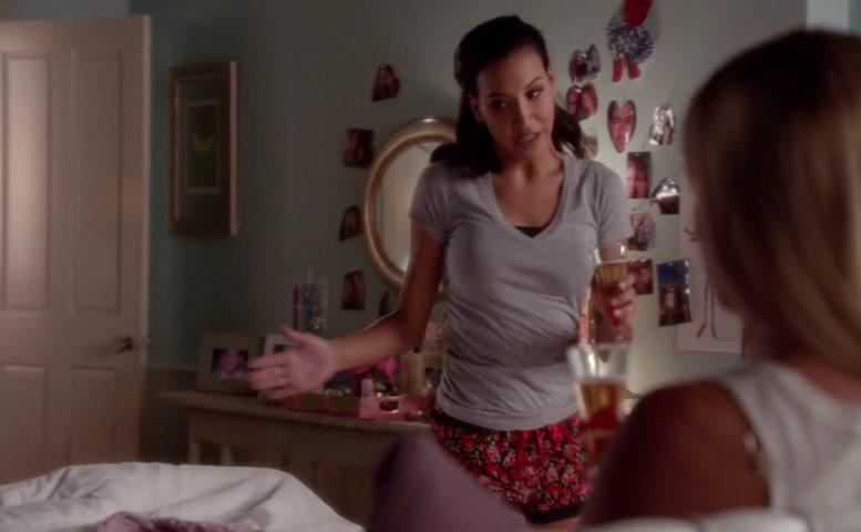 Naya Rivera, Heather Morris Lesbian Scene in Glee