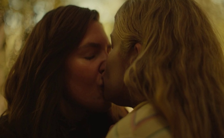 Sophie Nelisse, Jenna Burgess Lesbian Scene in Yellowjackets