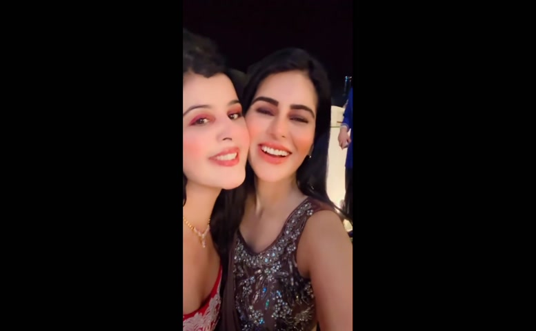 Rehaa Khann Lesbian, Butt Scene in Rehaa Khann Sexy In Bollywood Diwali Party
