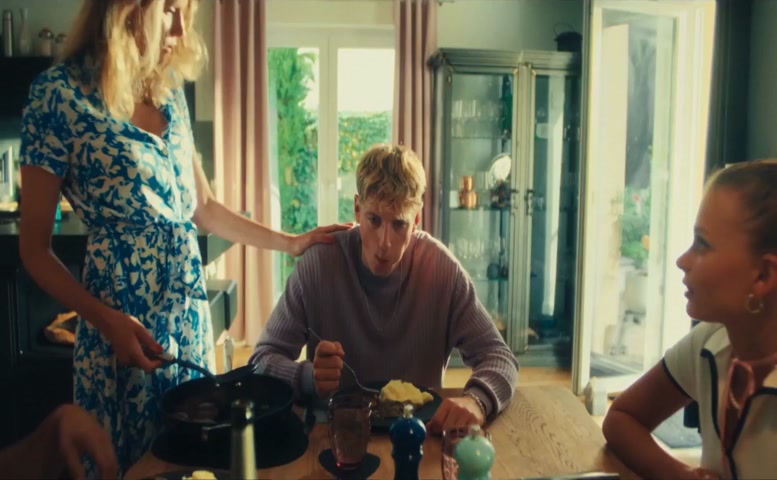 Isabel Thierauch Breasts Scene in Euphorie