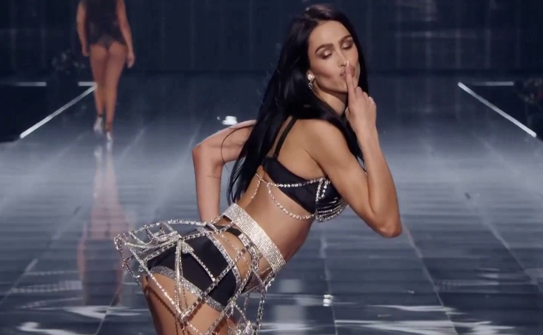 Amelia Gray Underwear Scene in The Victoria’s Secret Fashion Show 2025
