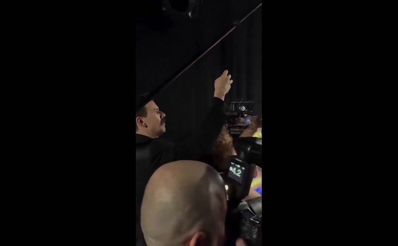 Adriana Lima, Candice Swanepoel Breasts, Underwear Scene in Victoria’s Secret Fashion Show 2005